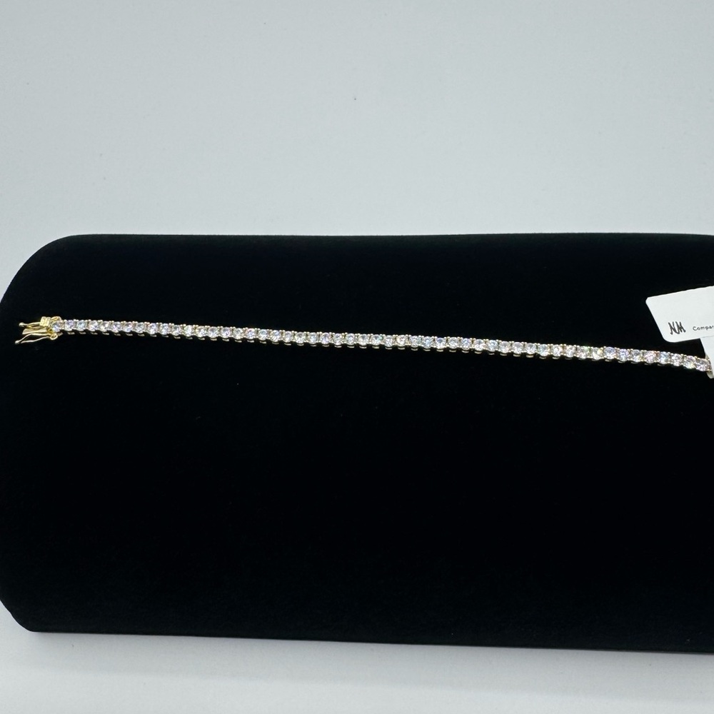18kt Tennis Bracelet - Picture 9 of 12